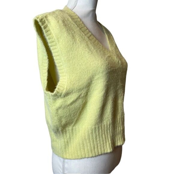 NWOT Jessica Simpson Sleeveless Sweater Vest Solid Lemon Lime V-Neck Size Medium - Picture 2 of 8